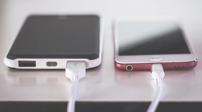 Juice jacking, el peligro de cargar nuestros teléfonos en espacios públicos